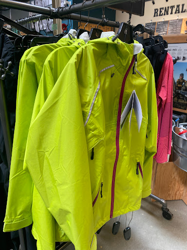 Camping Store «REI», reviews and photos, 735 NW Gilman Blvd, Issaquah, WA 98027, USA