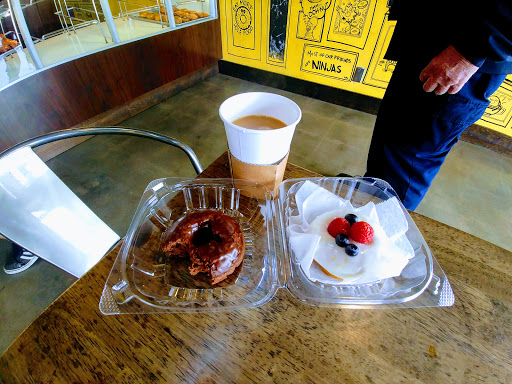 Donut Shop «Sweet Retreat Donuts», reviews and photos, 924 Pacific Coast Hwy, Long Beach, CA 90806, USA