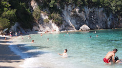 Zdjęcie Skala beach otoczony górami