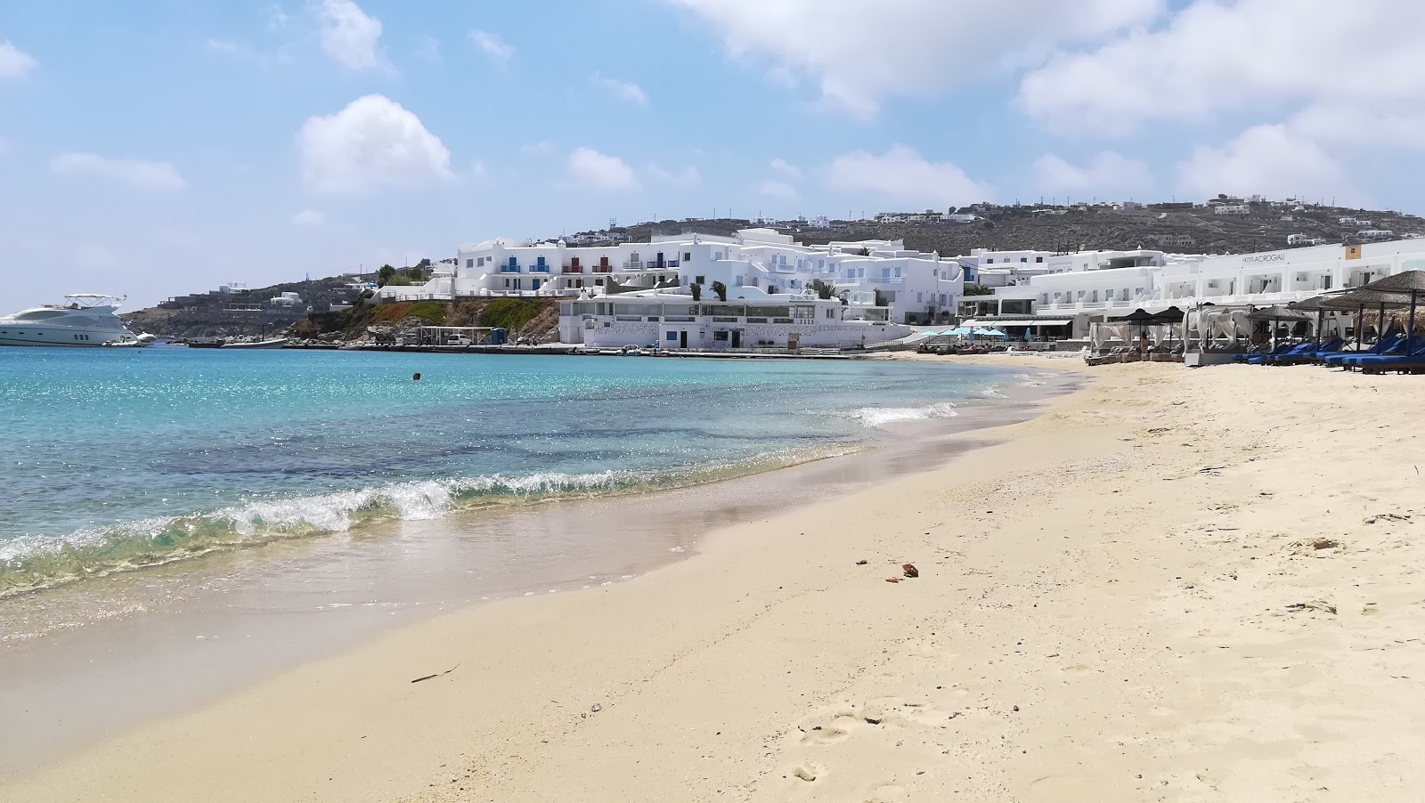 Foto de Playa de Platis Gialos y el asentamiento