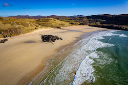Oldshoremore Beach'in fotoğrafı uçurumlarla desteklenmiş