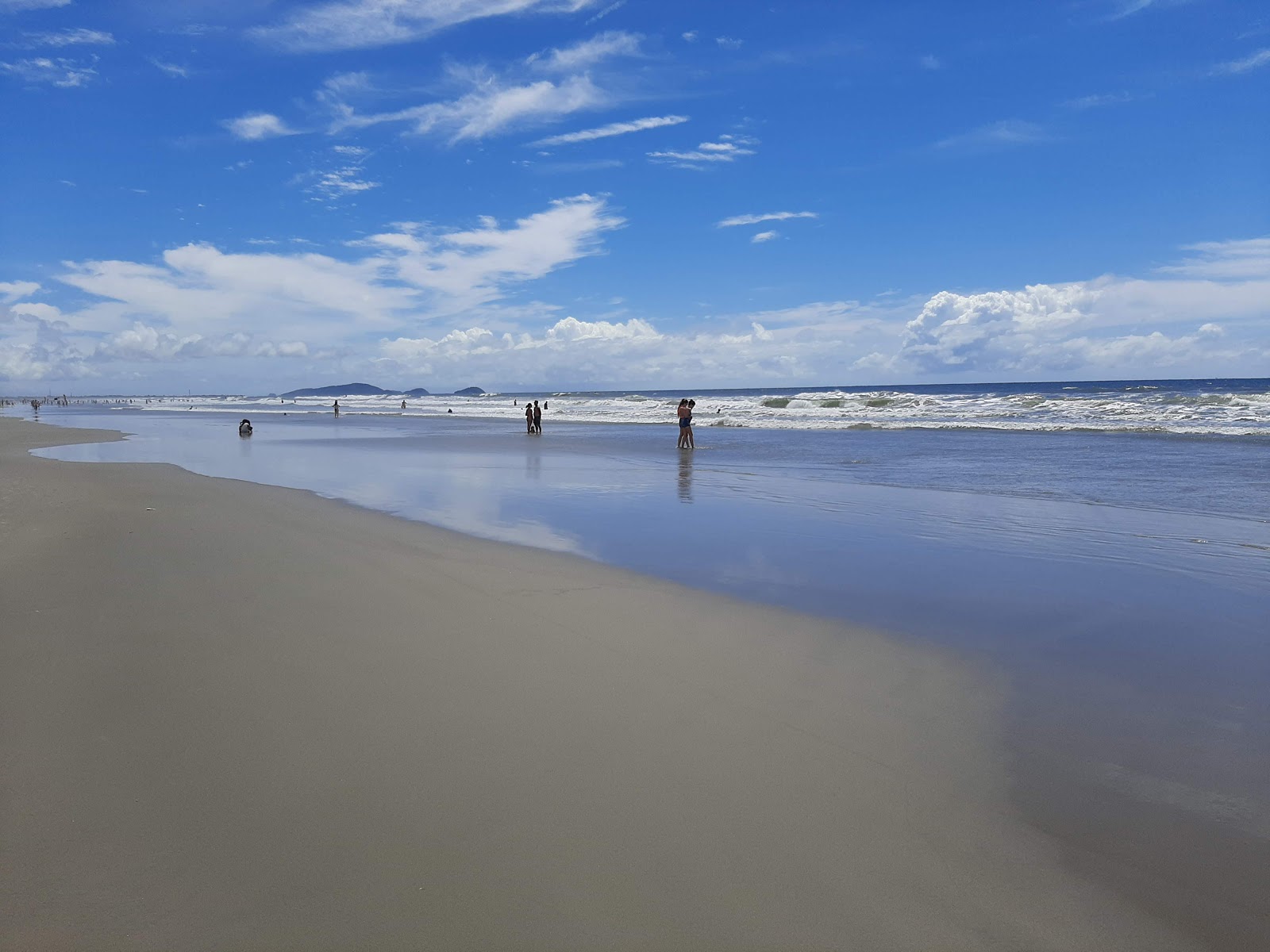 Photo de Plage de Parana avec sable fin et lumineux de surface