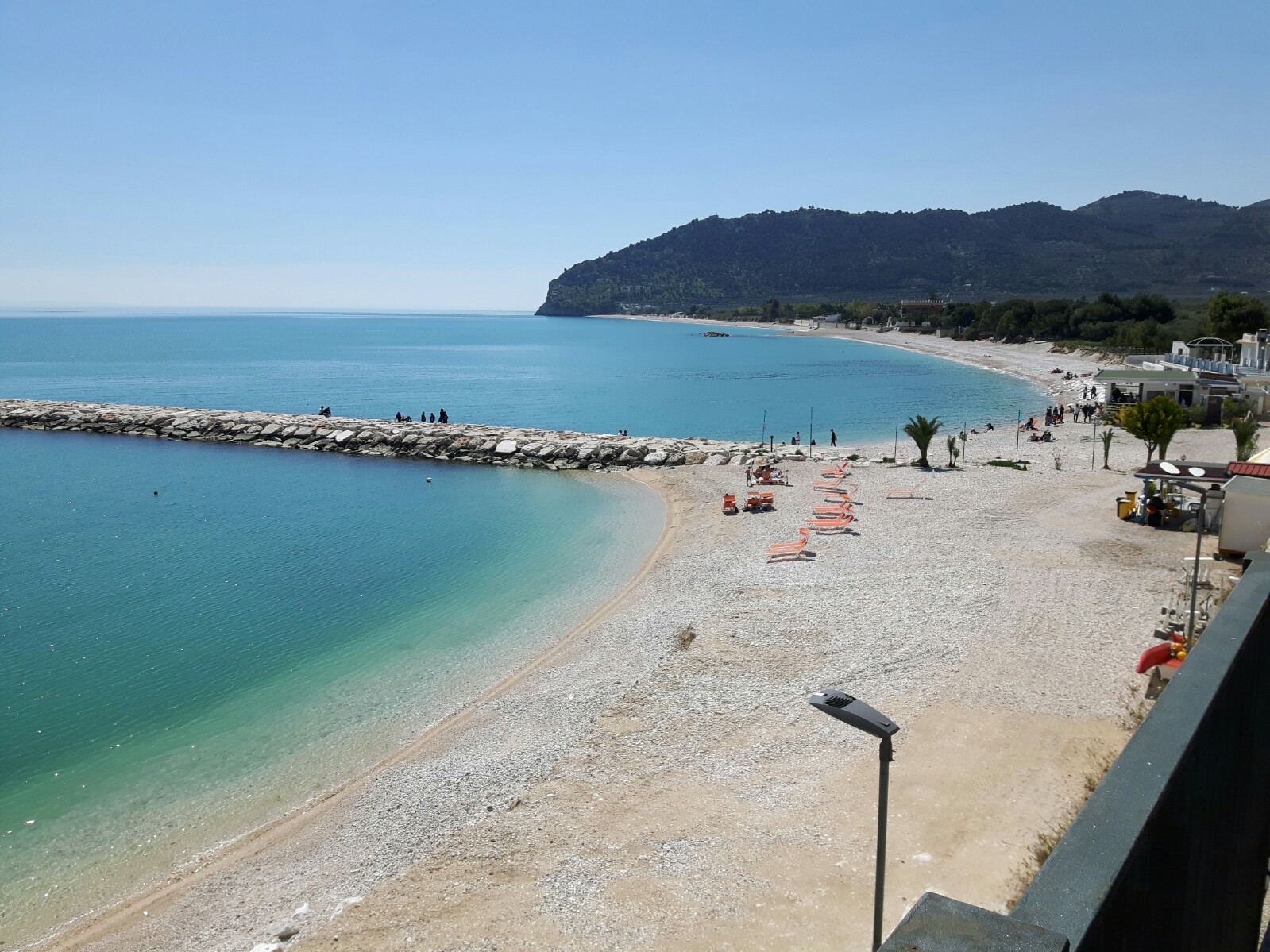 Foto van Spiaggia di Piana di Mattinata met lichte fijne kiezelsteen oppervlakte