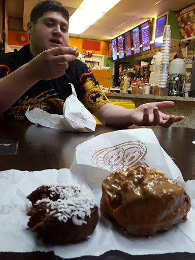 Donut Shop «Royal Donuts», reviews and photos, 22814 Victory Blvd, Woodland Hills, CA 91367, USA