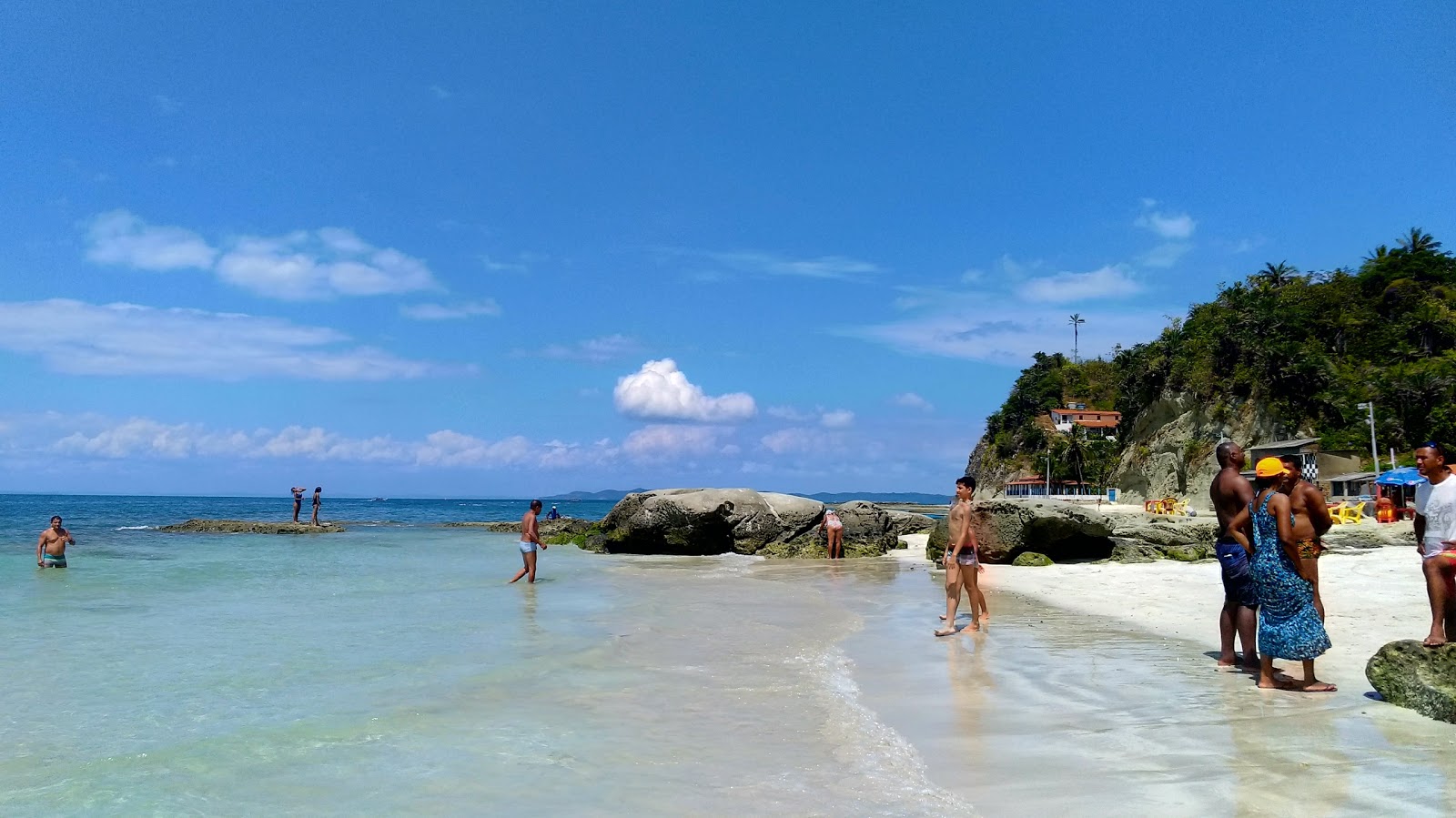 Foto di Itamoabo Beach con una superficie del acqua cristallina