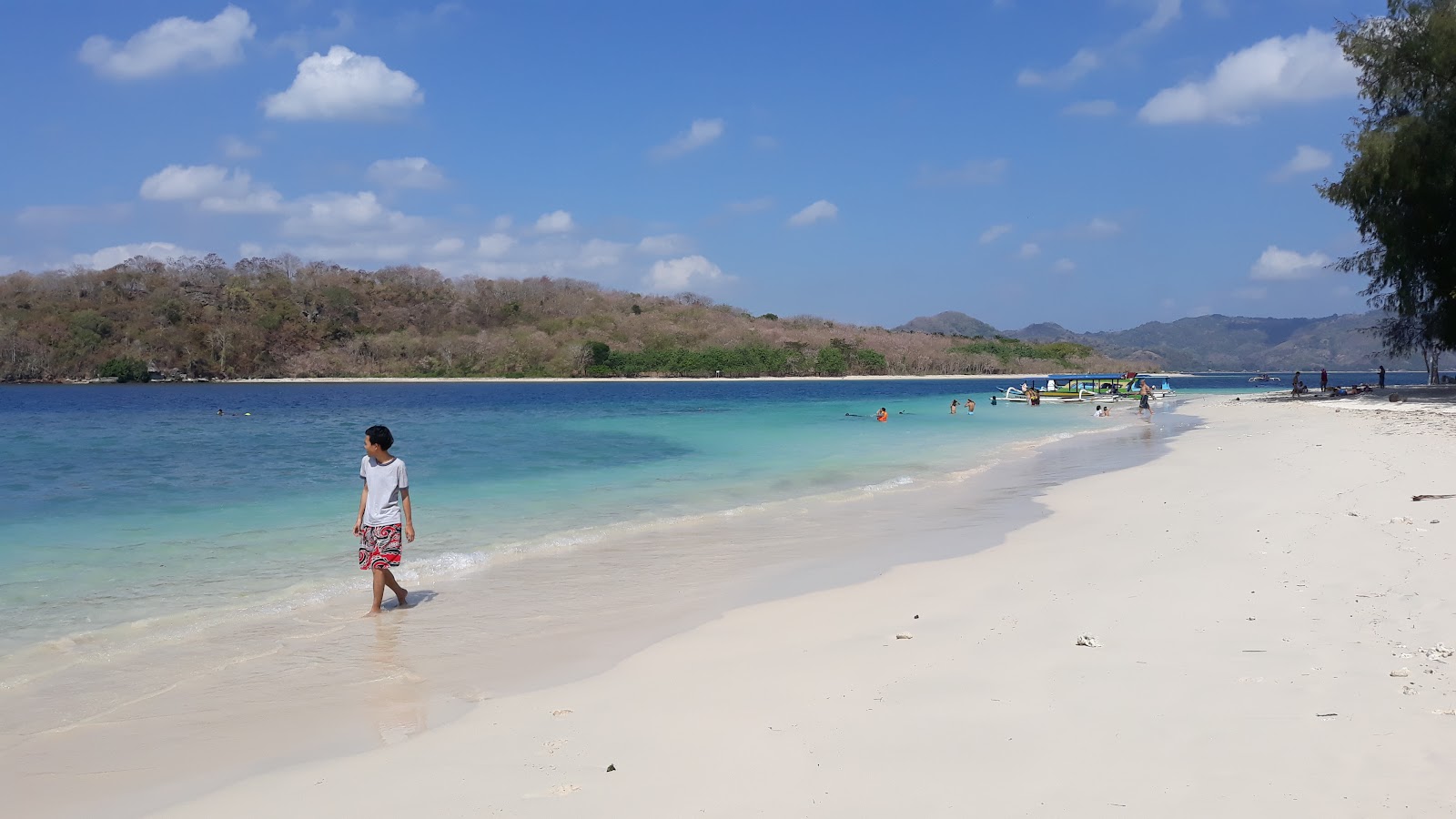 Foto van Gili Nangu Strand met wit fijn zand oppervlakte