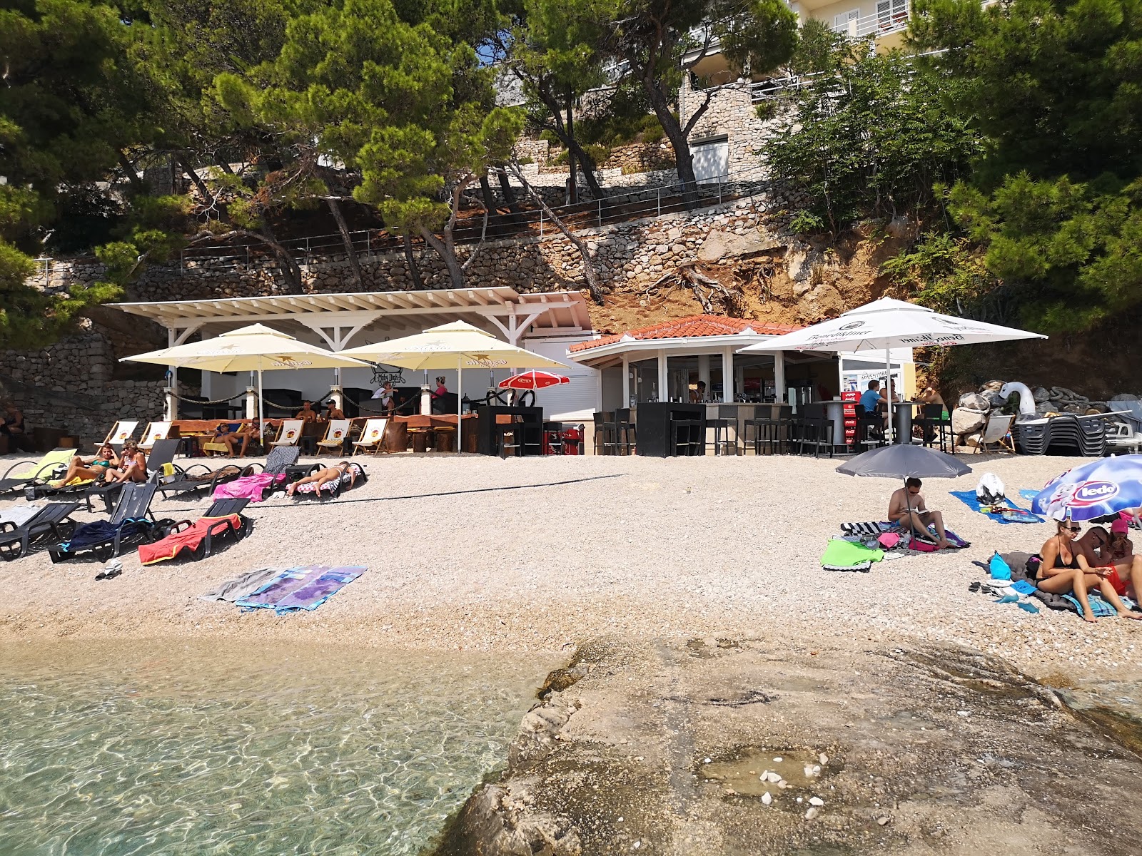 Foto van Pisak beach ondersteund door kliffen