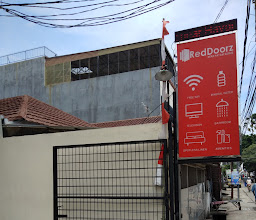 RedDoorz near Hayam Wuruk photo