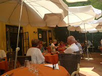 Atmosphère du Restaurant de spécialités provençales La récréation à Lourmarin - n°11