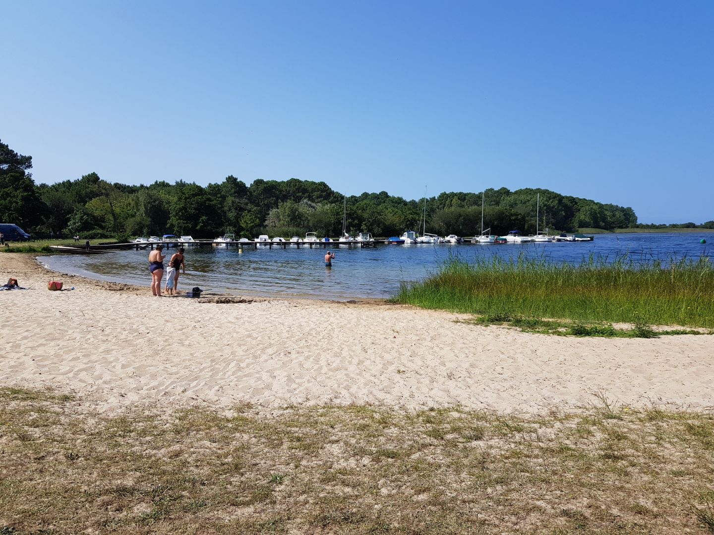 Foto di Plage Des Eaux Qui Rient con una superficie del sabbia beige