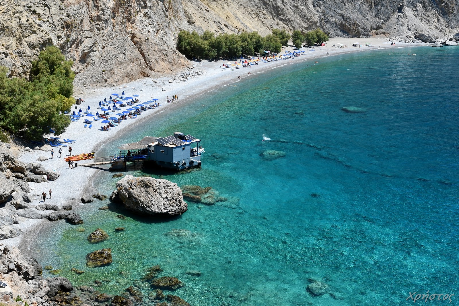 Foto av Glyka Nera beach med turkos rent vatten yta