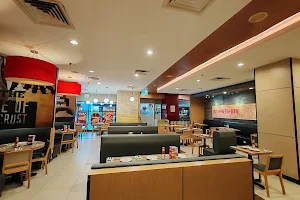 Pizza Hut Restaurant Mahkota Parade image