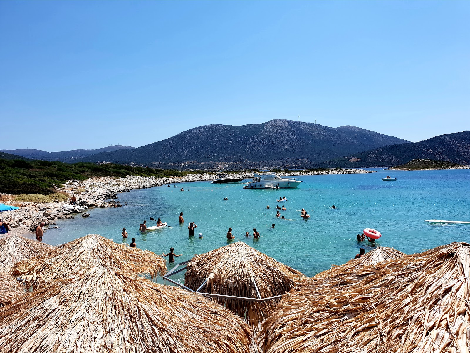Foto von Galazia Limni Beach von Klippen umgeben