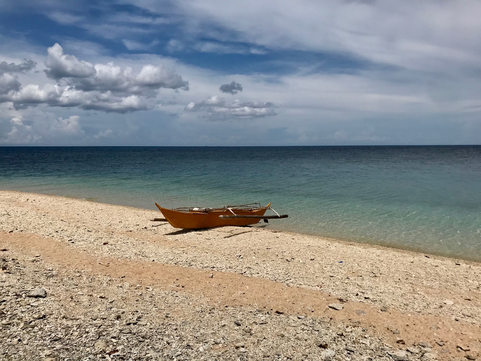 Φωτογραφία του Aroma Beach με τυρκουάζ νερό επιφάνεια