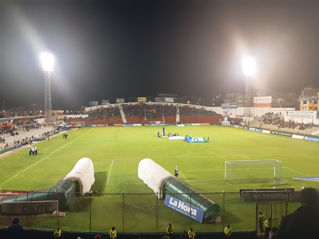 Opiniones de Estadio Bellavista en Ambato - Campo de fútbol