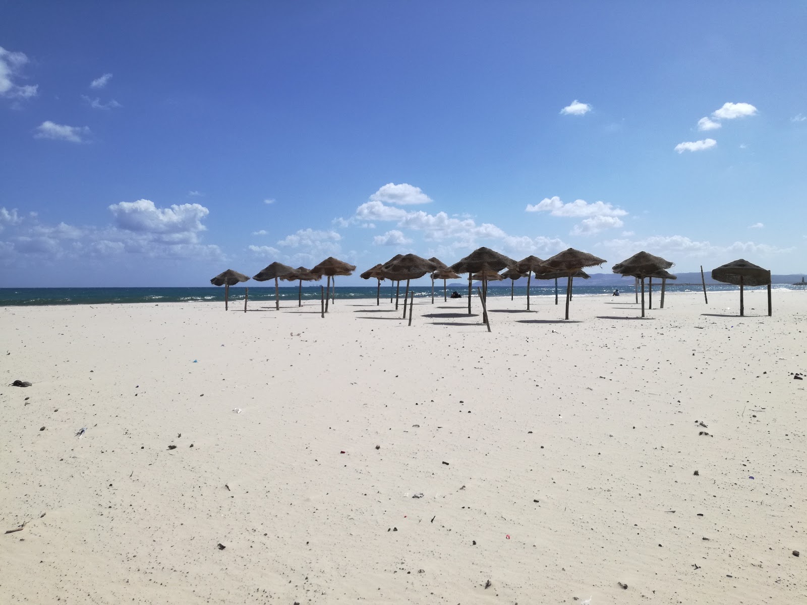 Foto di Bizerte Beach con una superficie del sabbia marrone