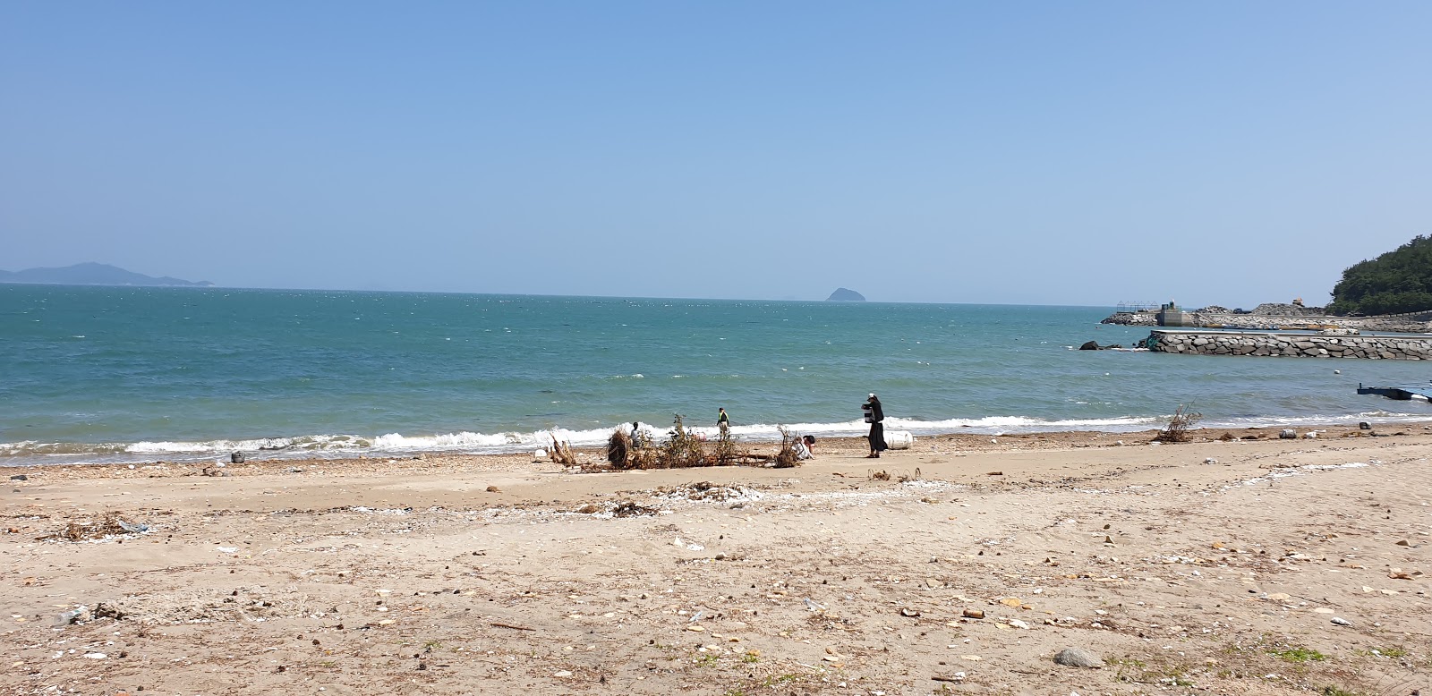 Foto av Geumjang Beach med turkos rent vatten yta