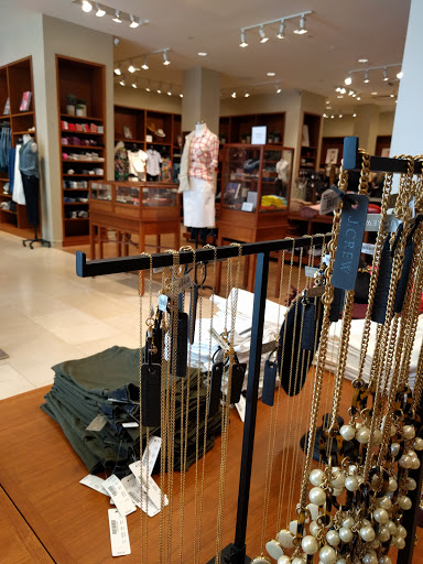 Clothing Store «J.Crew», reviews and photos, 5667 Bay St, Emeryville, CA 94608, USA