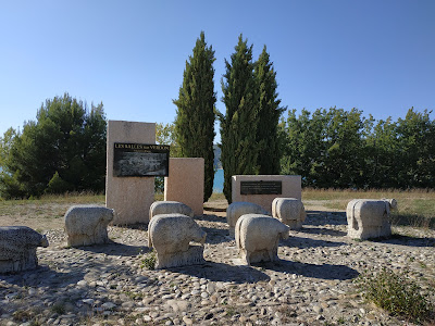 Monument commémoratif du village englouti des Salles-sur-Verdon à Les Salles-sur-Verdon