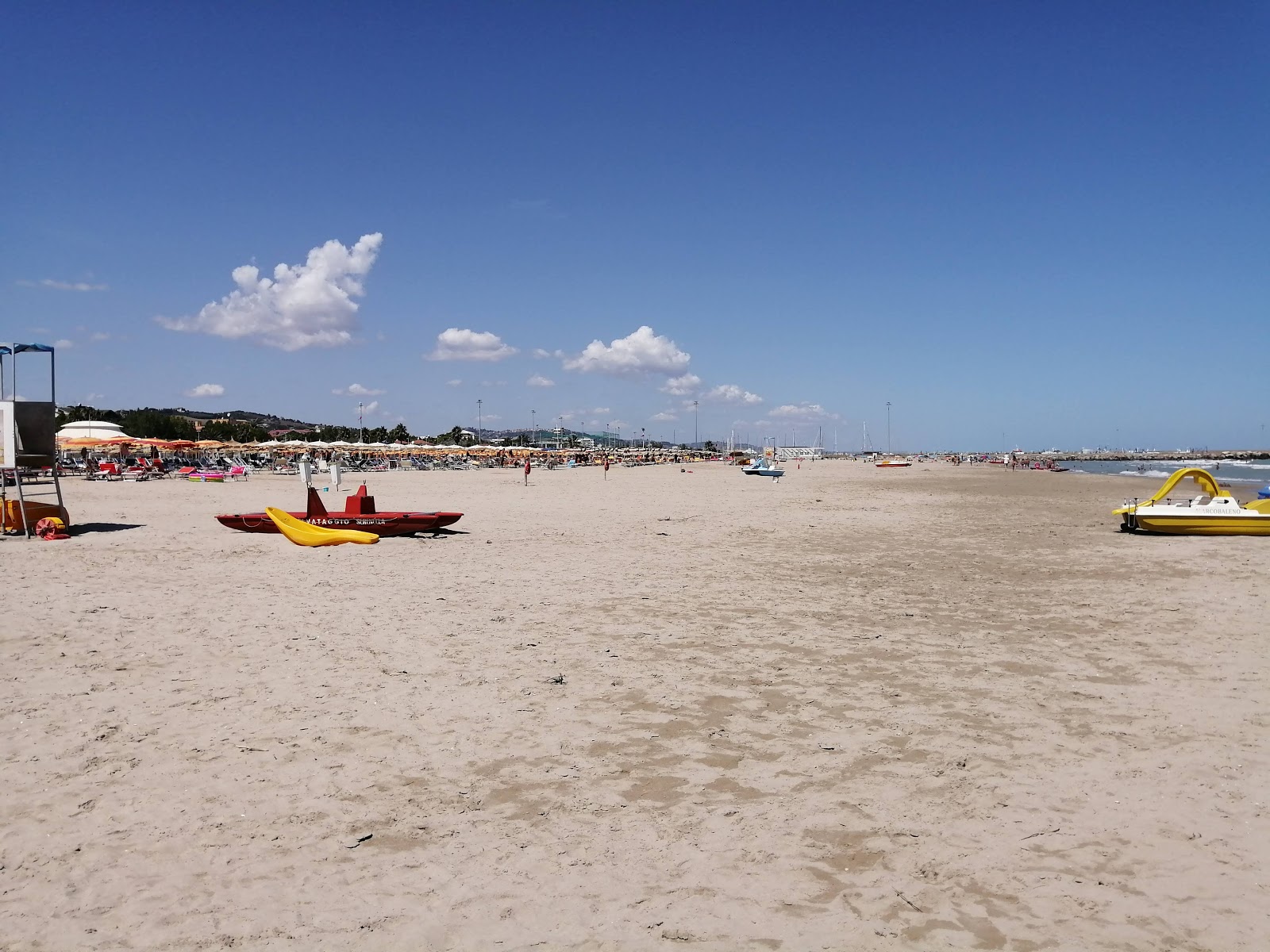 Valokuva Giulianova beachista. sisältäen tilava ranta