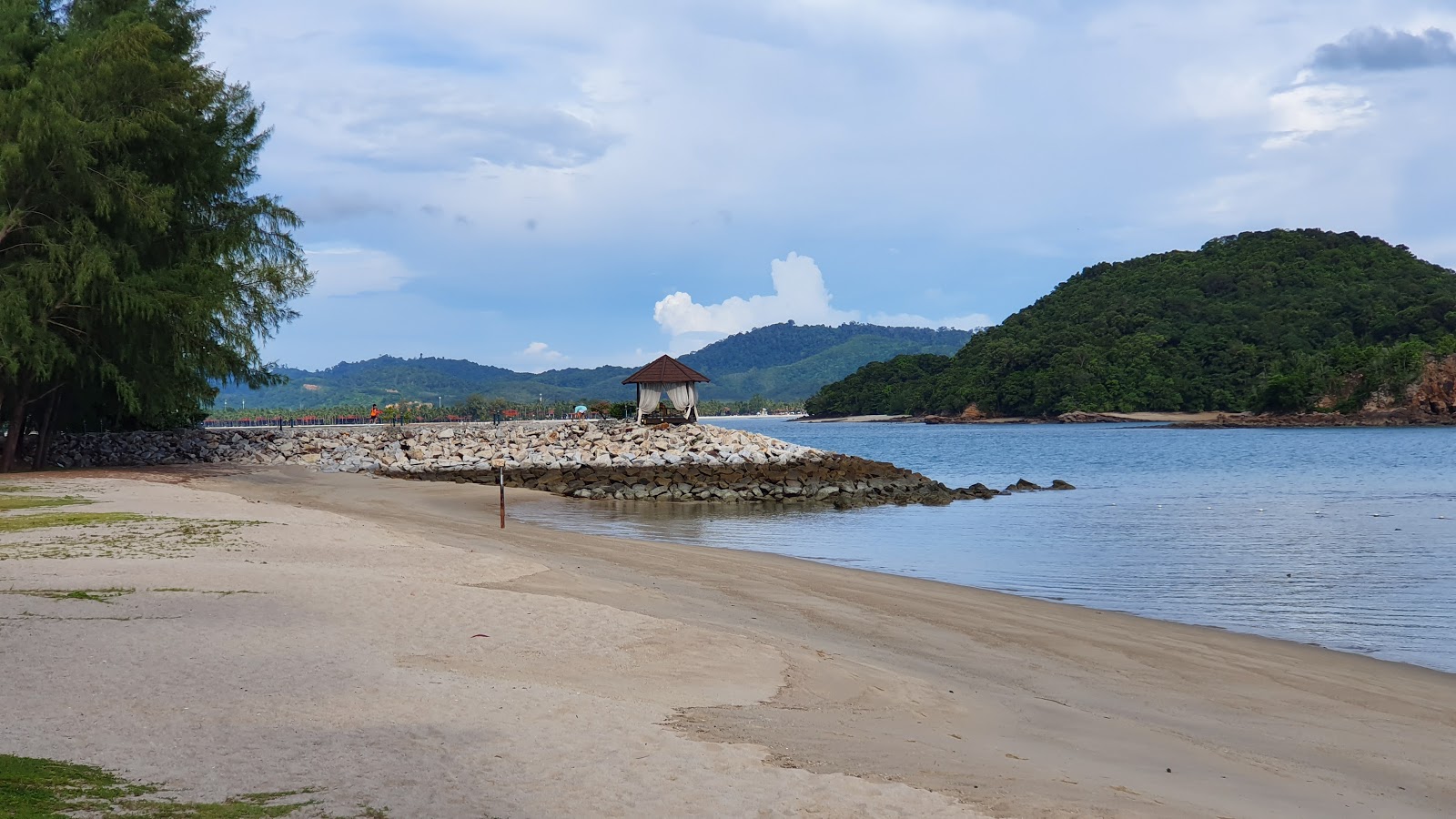 Foto von Rebak Resort Beach von Klippen umgeben