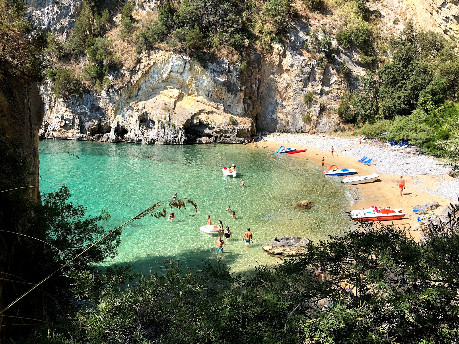 Foto de Spiaggia del Buon Dormire respaldado por acantilados