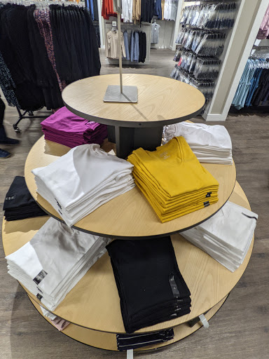 Clothing Store «Banana Republic», reviews and photos, 103 S Washington St, Naperville, IL 60540, USA