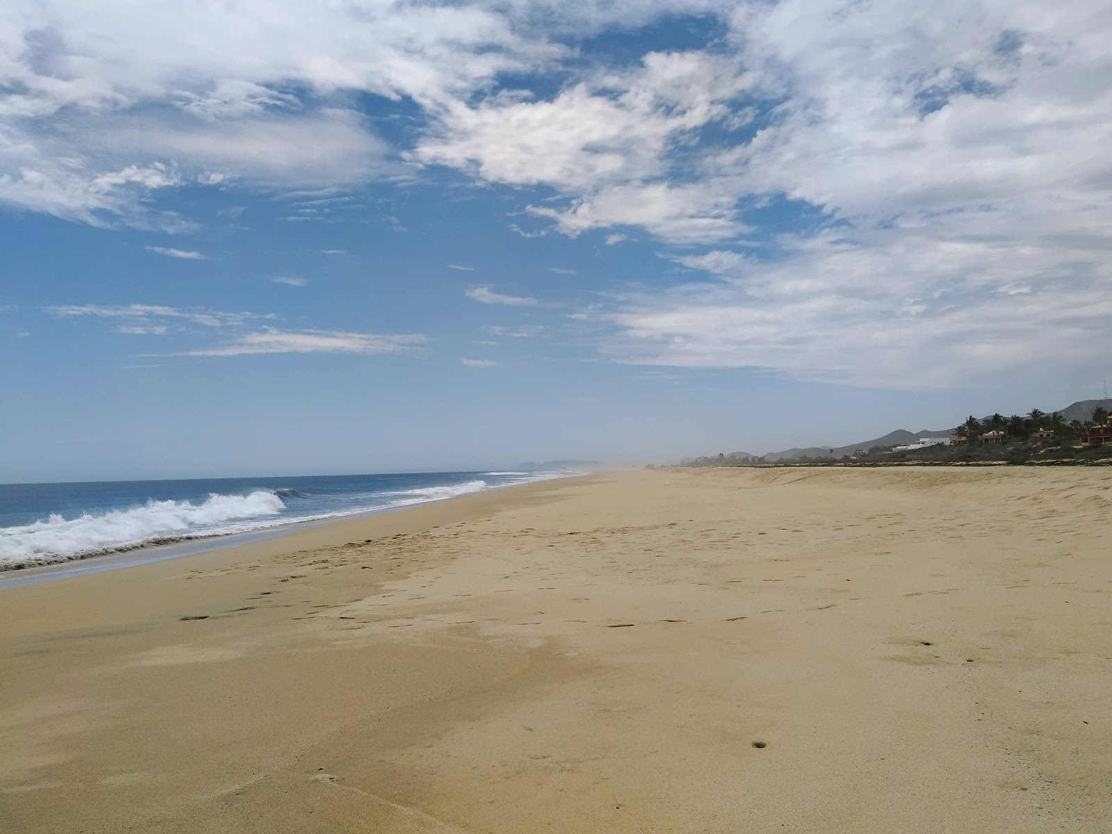 Fotografie cu Playa Coyoc cu o suprafață de nisip fin strălucitor