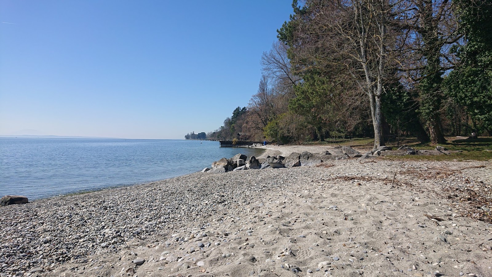 Foto van Plage Buchillon met grijze kiezel oppervlakte