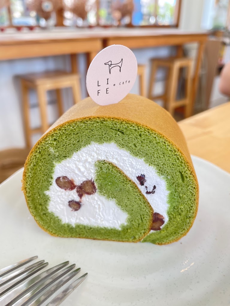 來福咖啡 Life Cafe/高架橋下網球場對面的停車場內中間白色貨櫃屋 的照片