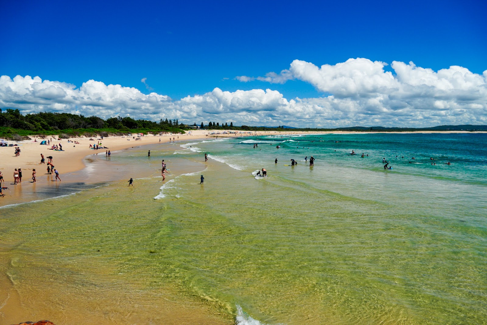 Foto van Heads Beach met beige zand oppervlakte