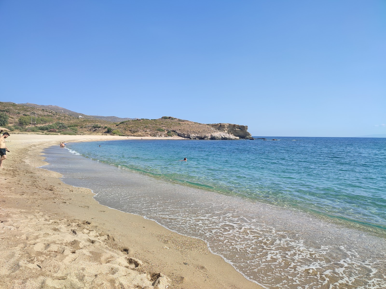 Zdjęcie Tzanavaris beach z powierzchnią beżowy piasek