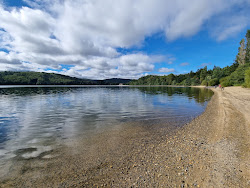 Plage du lac d'Issarles'in fotoğrafı geniş bir kıyı şeridi ile birlikte