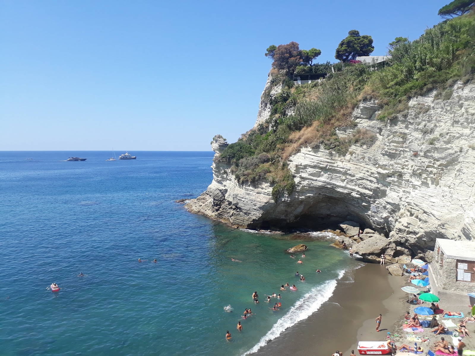 Valokuva Spiaggia di Cava Gradoista. pinnalla harmaa hieno pikkukivi:n kanssa