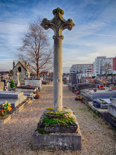 Croix de cimetière du XIIe siècle à Athis-Mons