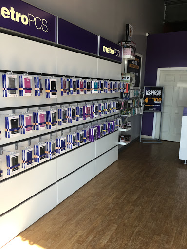 Cell Phone Store «MetroPCS Authorized Dealer», reviews and photos, 2001 Cliff Rd E, Burnsville, MN 55337, USA