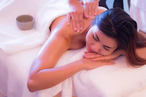 Relax Hours Massage & Behandling image