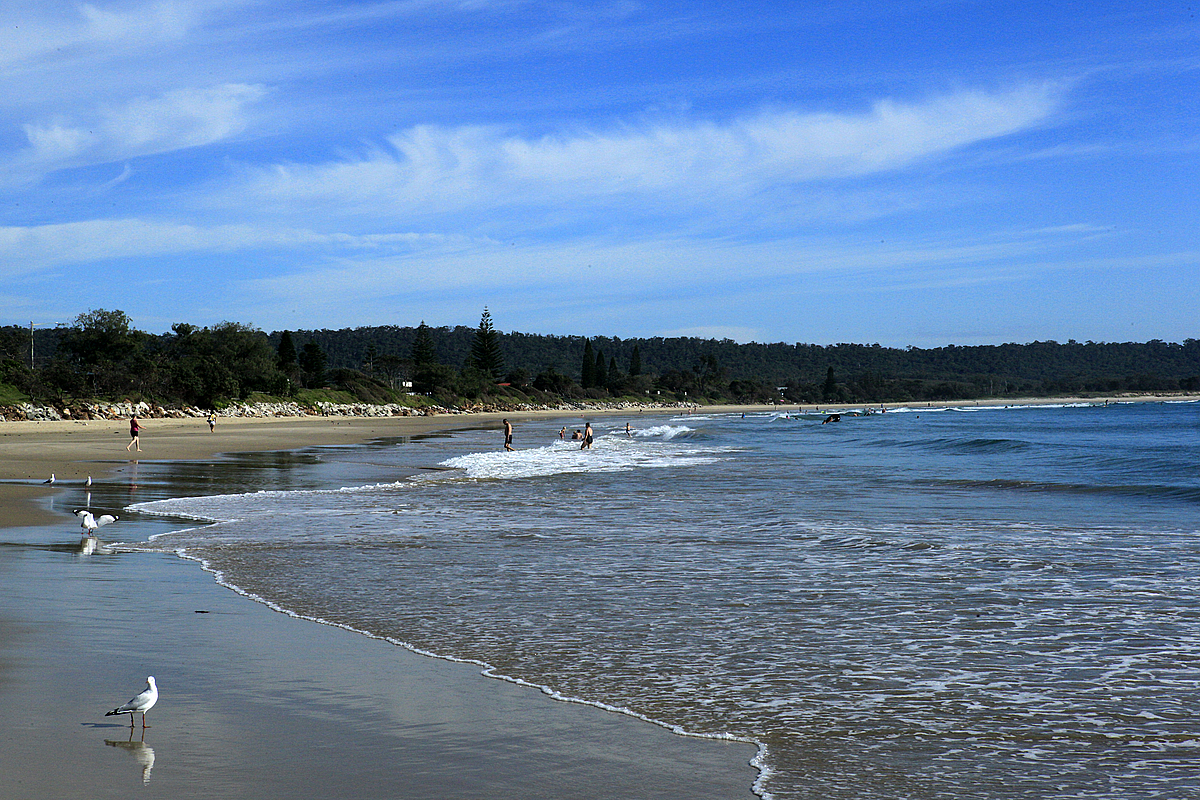 Foto di Main Beach con una superficie del sabbia luminosa
