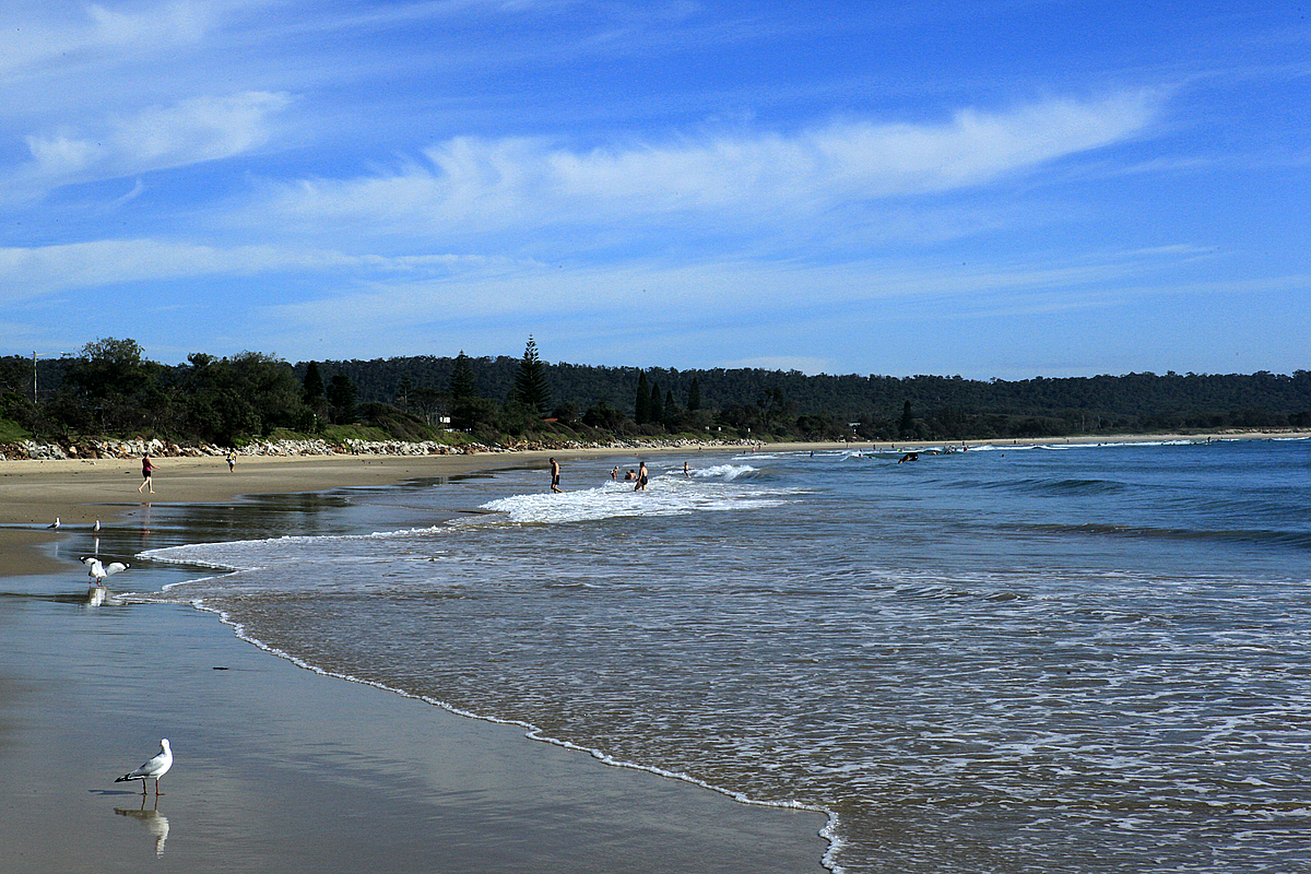 Foto de Main Beach con arena beige superficie
