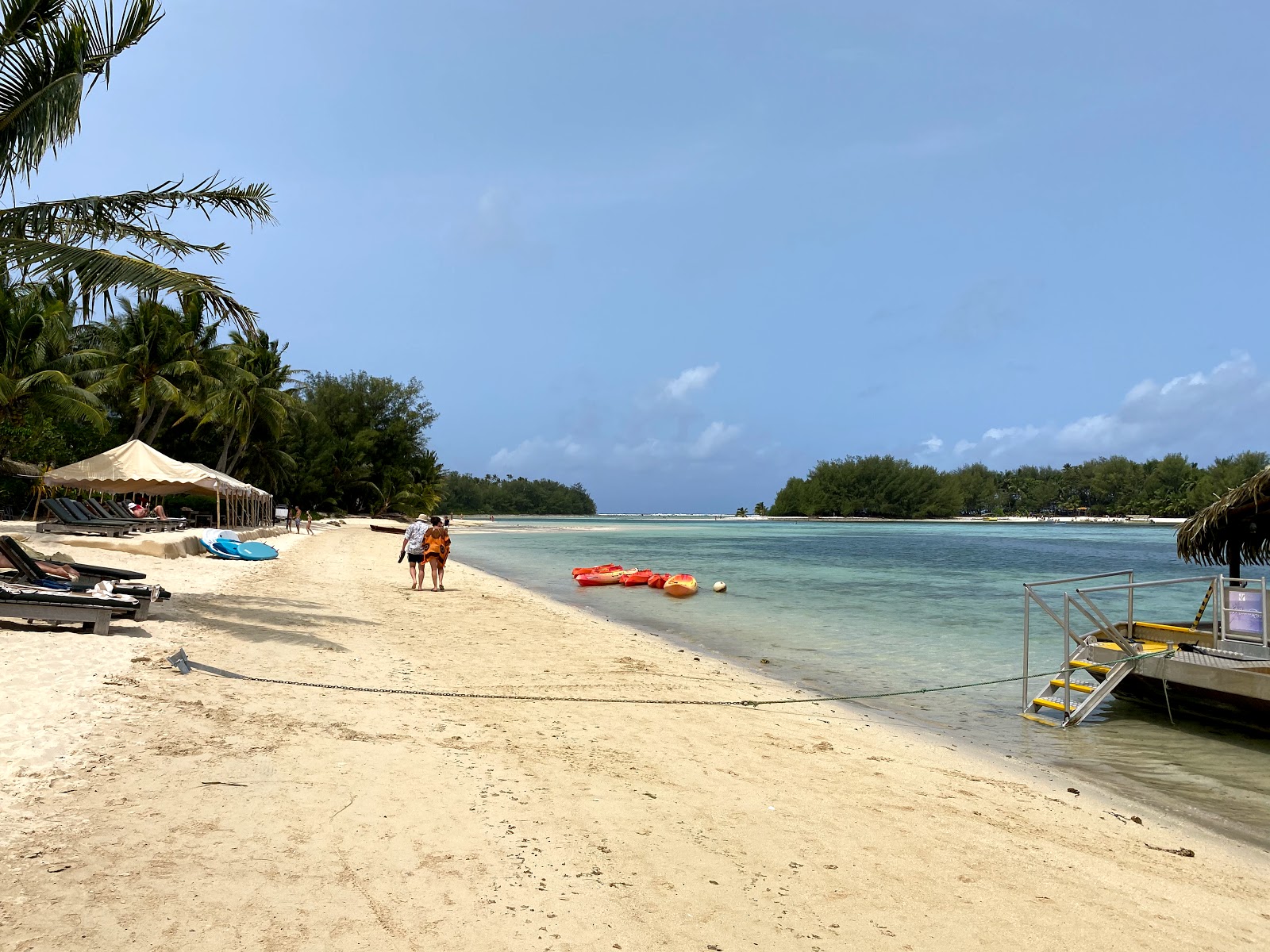 Muri Beach'in fotoğrafı turkuaz saf su yüzey ile