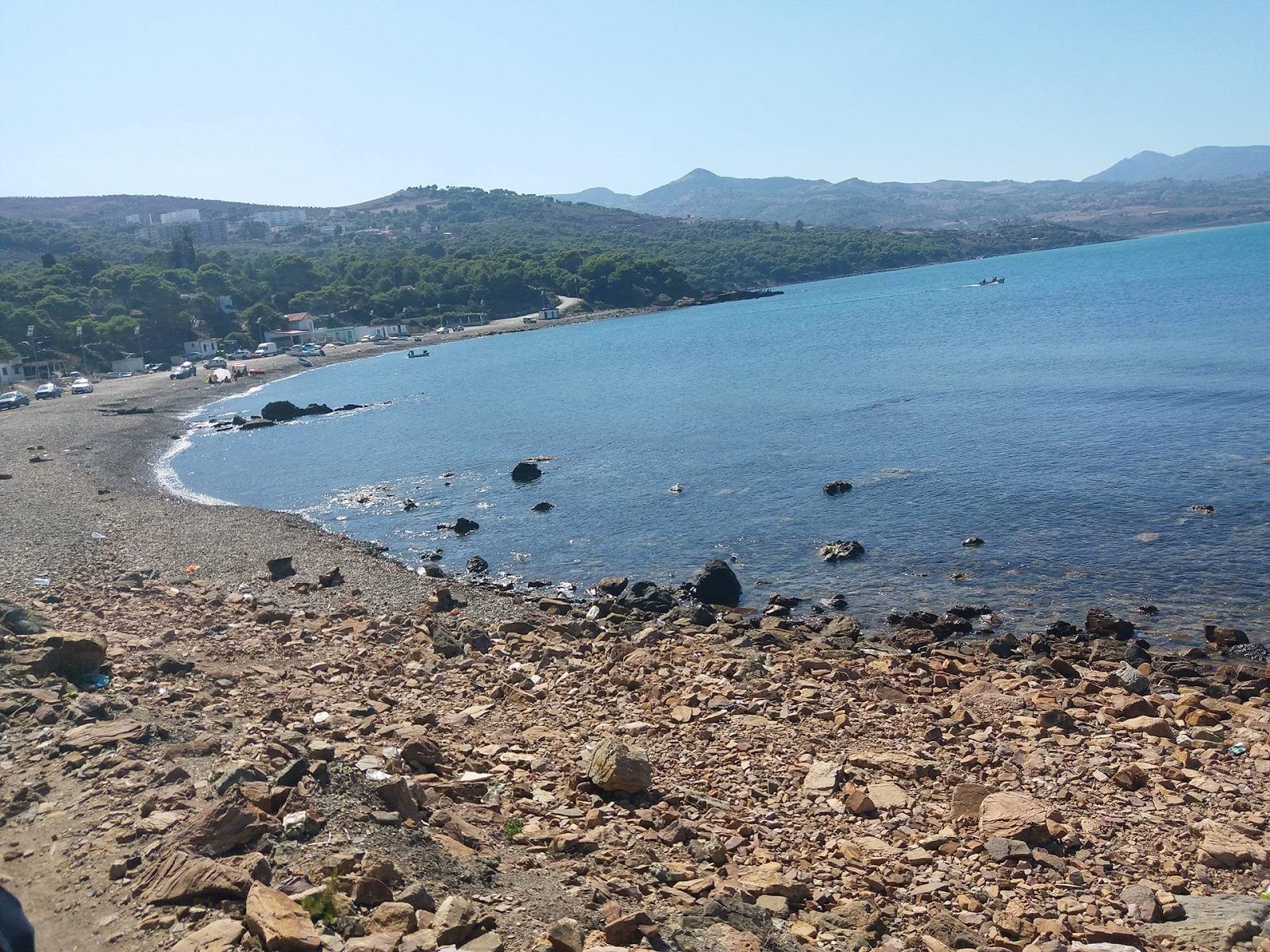 Foto di Plage de Beni Haoua con una superficie del terreno roccioso