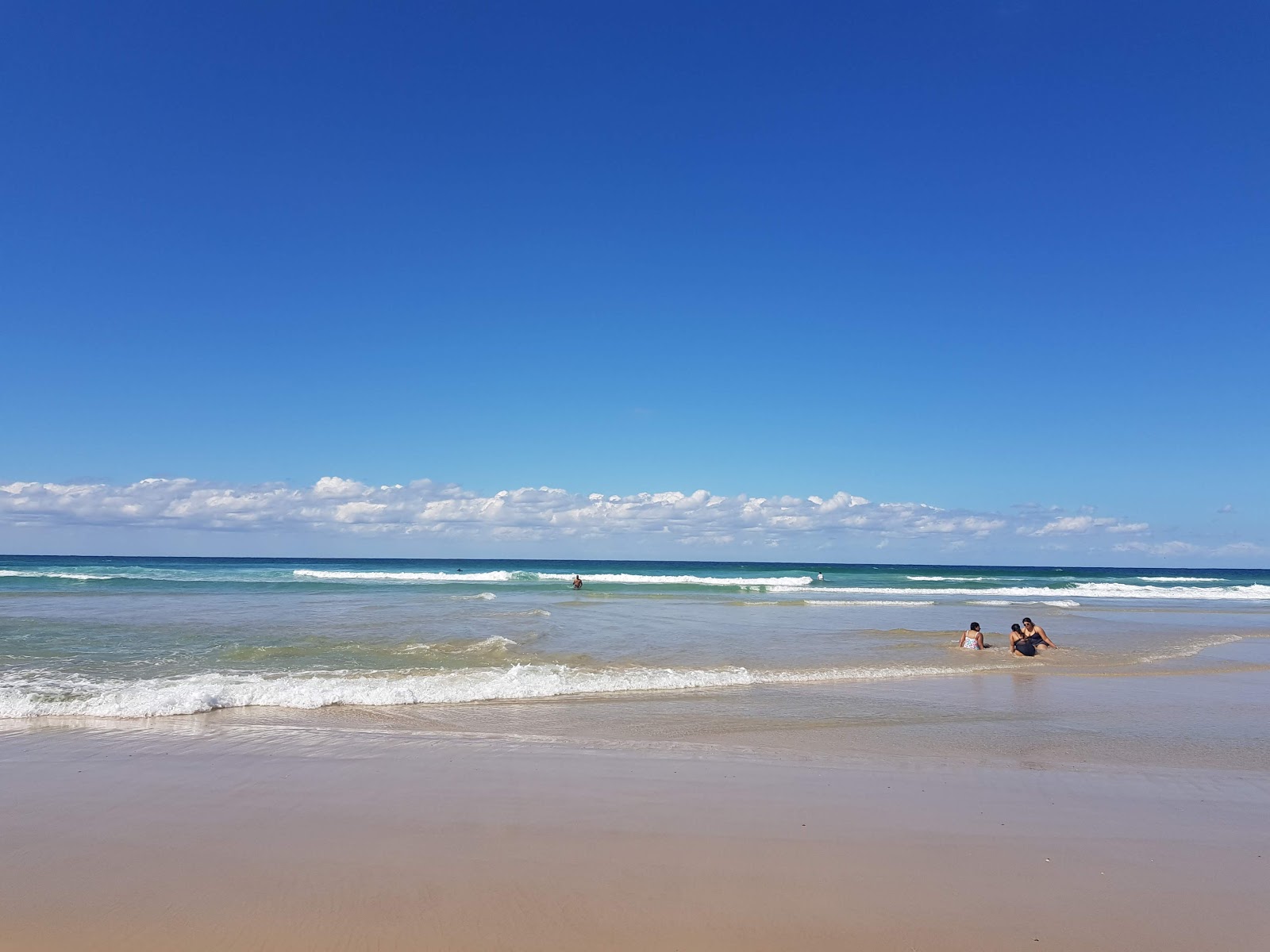 Φωτογραφία του Casuarina Beach με φωτεινή λεπτή άμμο επιφάνεια