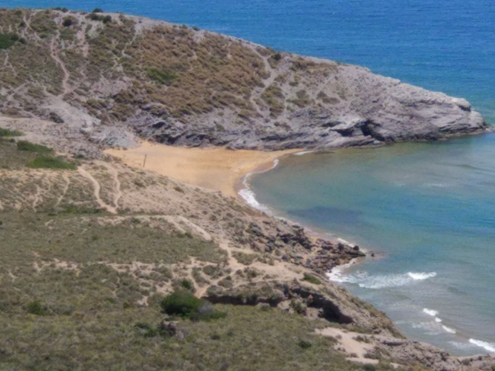 Valokuva Cala de Huncosista. pinnalla ruskea hiekka:n kanssa