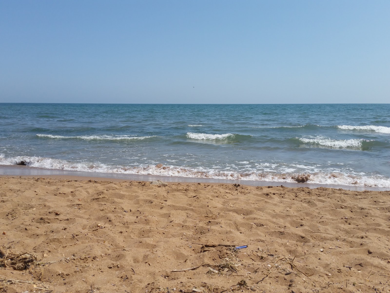 Photo de Khazar Beach protégé par des falaises