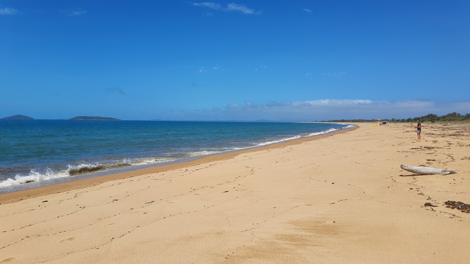 Harbour Beach的照片 带有米色沙子表面