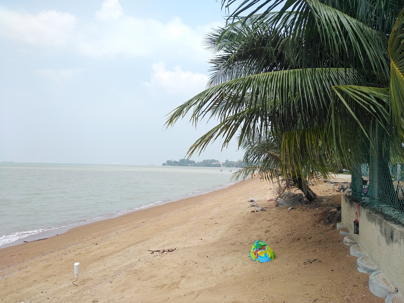 Valokuva Kuala Sungai Baru Beachista. sisältäen pitkä suora