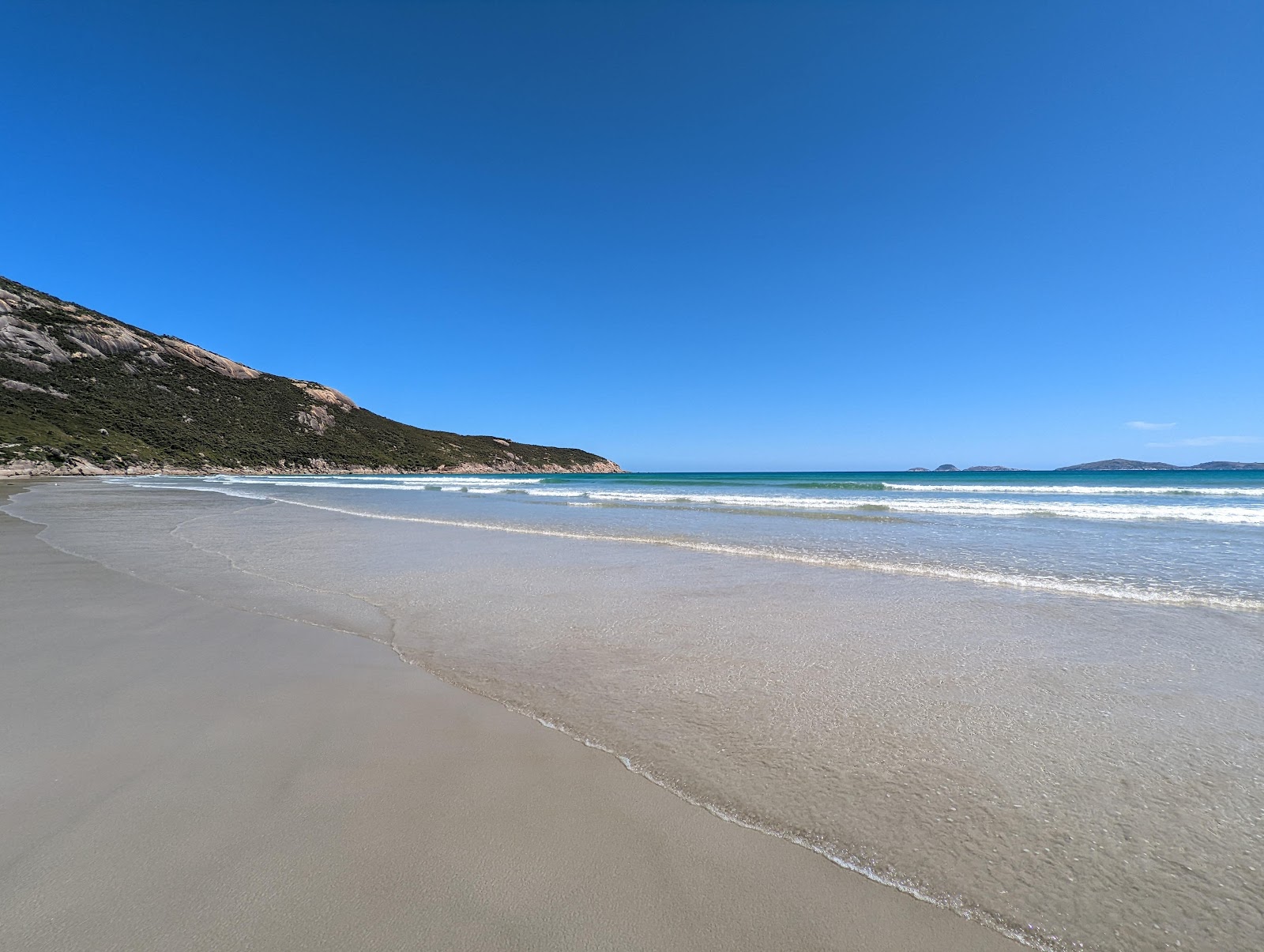 Foto di Norman Beach con una superficie del sabbia fine e luminosa