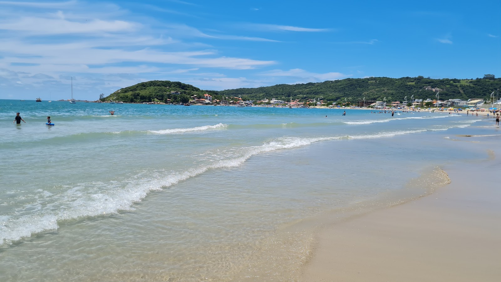 Foto di Praia da Pinheira con una superficie del sabbia beige fine