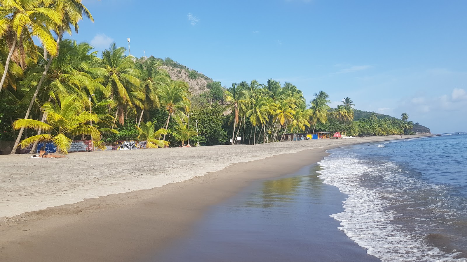 Plage du Carbet的照片 带有碧绿色纯水表面