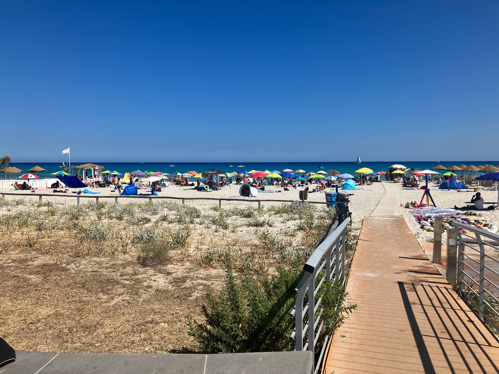 Foto av Spiaggia di Simius med blå rent vatten yta